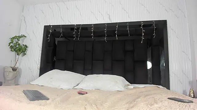 DylanRoyce  online show from April 15, 1:04 pm