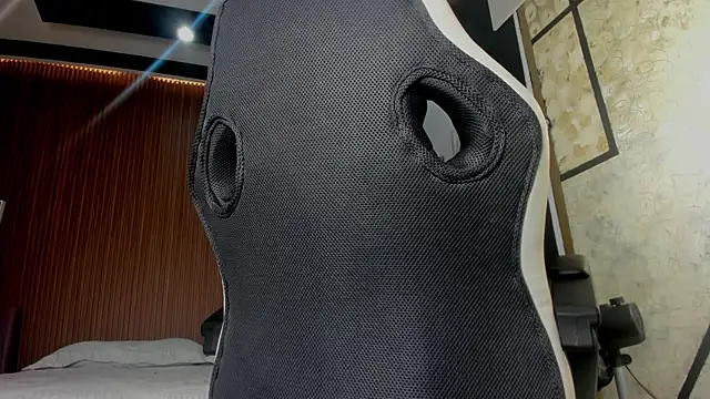 DylanRoyce  online show from April 17, 12:19 pm