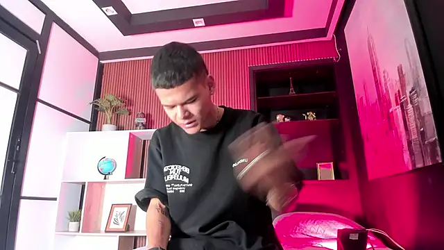 DylanRoyce  online show from April 1, 12:50 pm