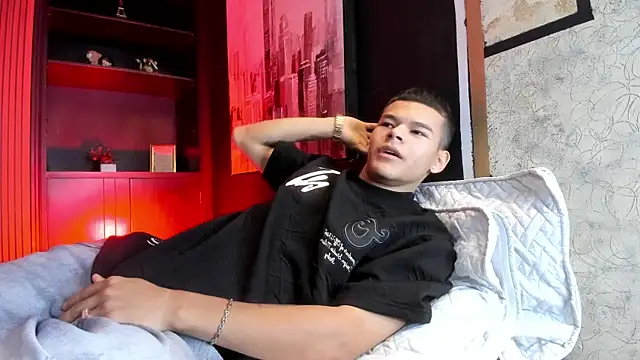 DylanRoyce  online show from April 3, 12:44 pm