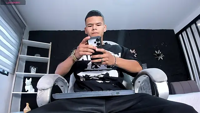 DylanRoyce  online show from April 8, 12:39 pm