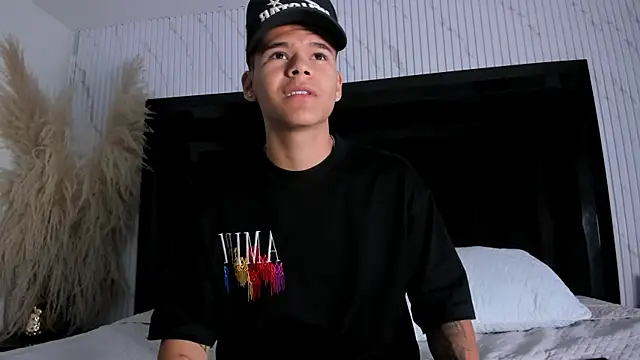 DylanRoyce  online show from April 30, 12:56 pm