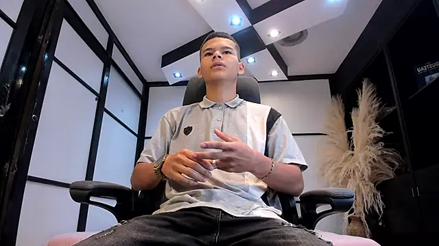 DylanRoyce  online show from April 10, 12:34 pm