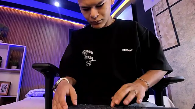 DylanRoyce  online show from April 7, 12:18 pm