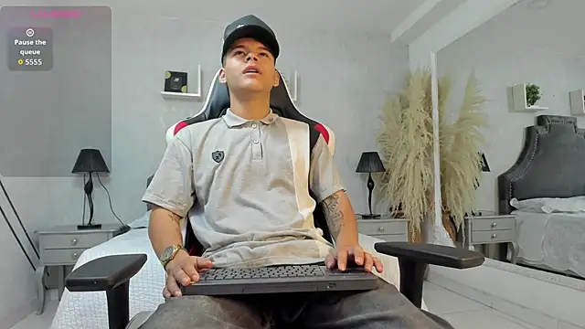 DylanRoyce  online show from May 28, 12:55 pm