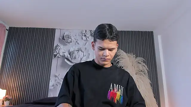 DylanRoyce  online show from March 22, 12:50 pm