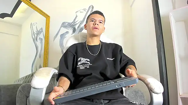 DylanRoyce  online show from April 16, 1:23 pm