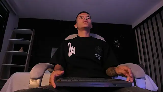 DylanRoyce  online show from April 14, 12:21 pm