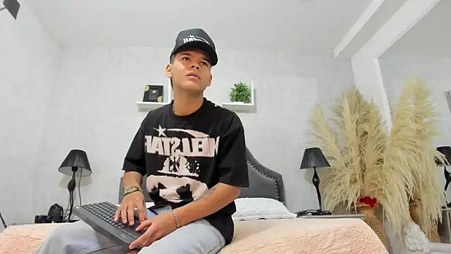 DylanRoyce  online show from June 1, 12:49 pm