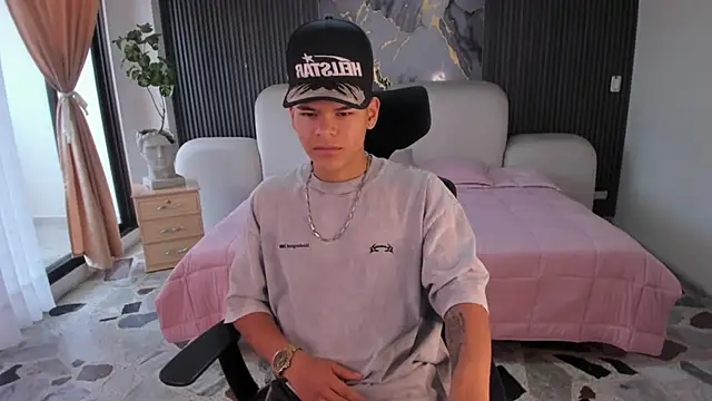 DylanRoyce  online show from April 27, 12:58 pm
