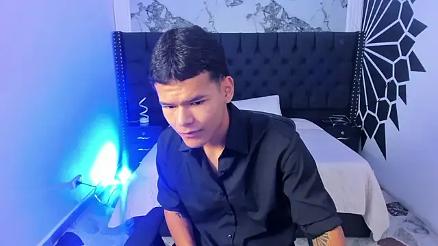 DylanRoyce  online show from March 4, 11:40 am