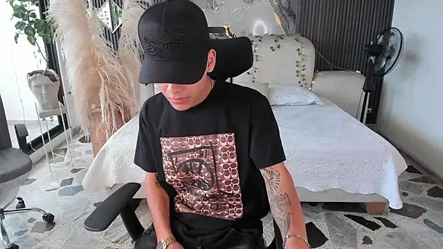 DylanRoyce  online show from March 5, 12:46 pm