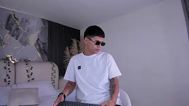 DylanRoyce  online show from March 13, 12:21 pm