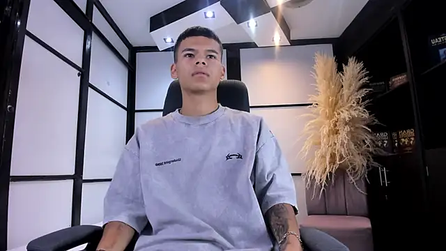 DylanRoyce  online show from March 31, 3:14 pm