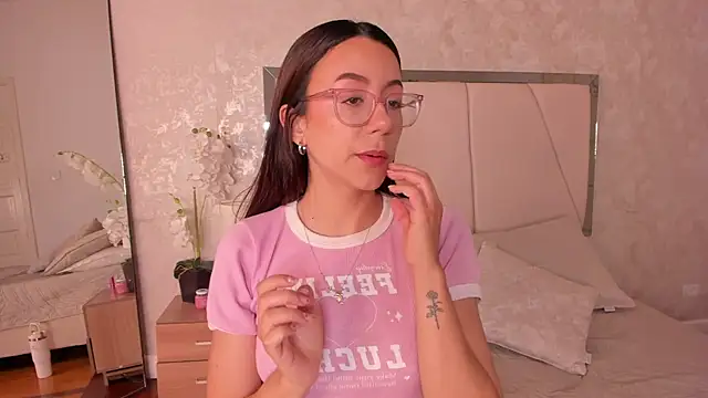 Snapshot of Arii_wilde chatting on June 25, 12:21 pm Arii wilde online show from June 25, 12:21 pm