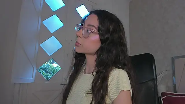 Arii wilde online show from April 9, 1:50 pm