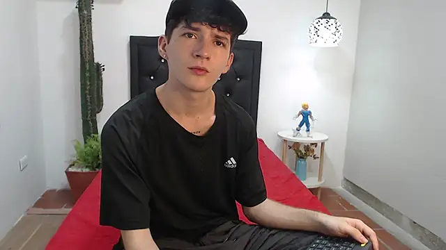 Snapshot of trevor_mob chatting on May 6, 3:21 am trevor mob online show from May 6, 3:21 am