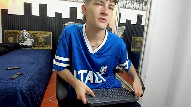 Snapshot of trevor_mob chatting on June 13, 6:17 pm trevor mob online show from June 13, 6:17 pm