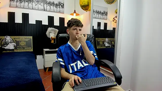 Snapshot of trevor_mob chatting on June 17, 4:28 pm trevor mob online show from June 17, 4:28 pm