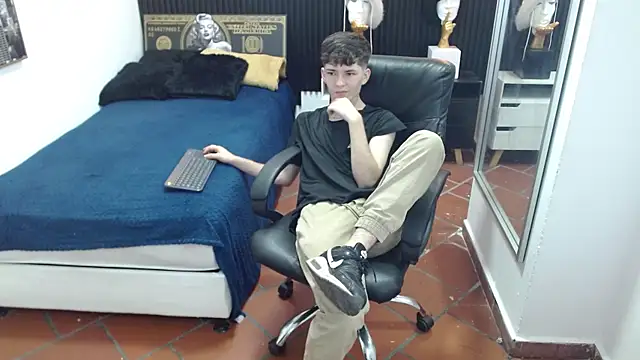 Snapshot of trevor_mob chatting on June 10, 4:52 pm trevor mob online show from June 10, 4:52 pm