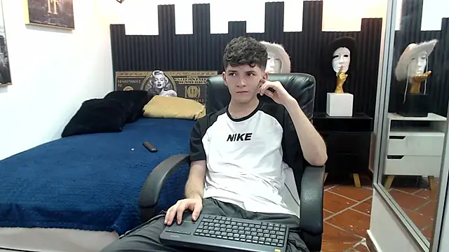 Snapshot of trevor_mob chatting on June 9, 7:26 pm trevor mob online show from June 9, 7:26 pm