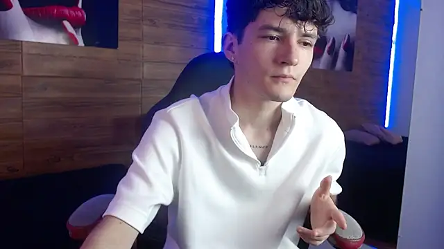 Snapshot of trevor_mob chatting on May 2, 8:47 pm trevor mob online show from May 2, 8:47 pm