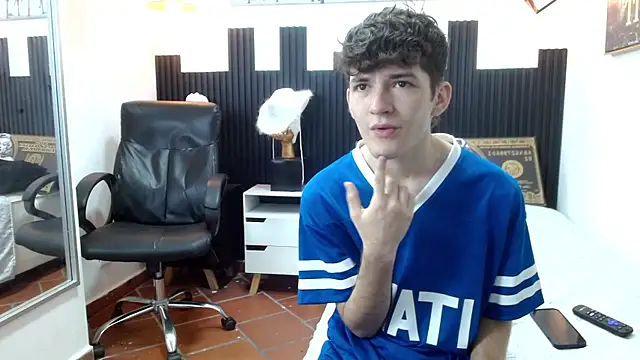 Snapshot of trevor_mob chatting on July 6, 4:09 pm trevor mob online show from July 6, 4:09 pm