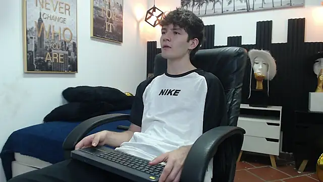 Snapshot of trevor_mob chatting on May 30, 6:35 pm trevor mob online show from May 30, 6:35 pm