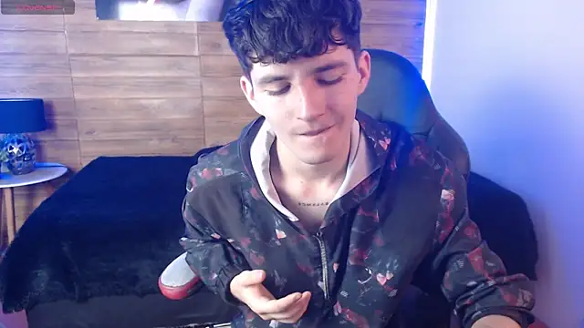 Snapshot of trevor_mob chatting on April 20, 7:26 pm trevor mob online show from April 20, 7:26 pm