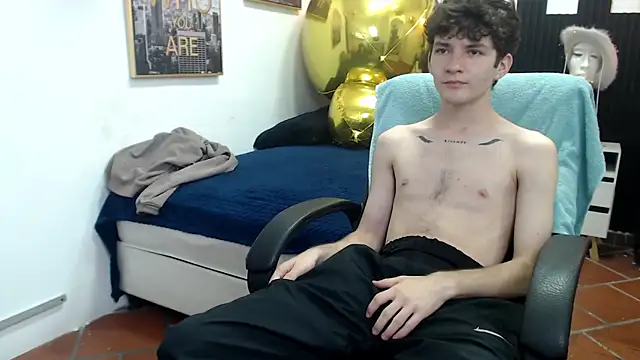 Snapshot of trevor_mob chatting on June 3, 3:17 pm trevor mob online show from June 3, 3:17 pm