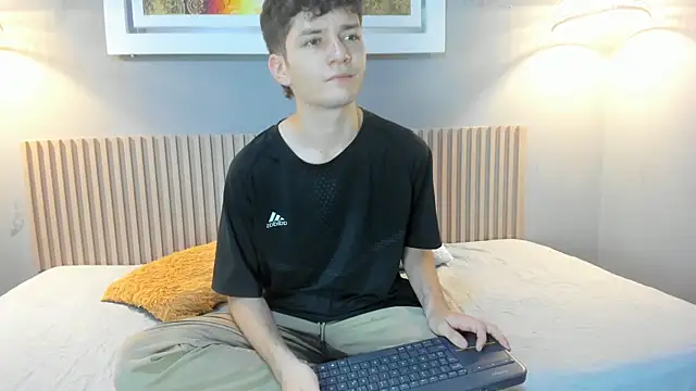 Snapshot of trevor_mob chatting on June 24, 2:15 pm trevor mob online show from June 24, 2:15 pm