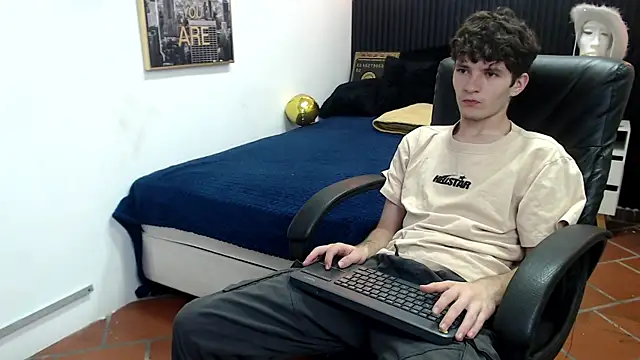 Snapshot of trevor_mob chatting on June 2, 2:28 pm trevor mob online show from June 2, 2:28 pm