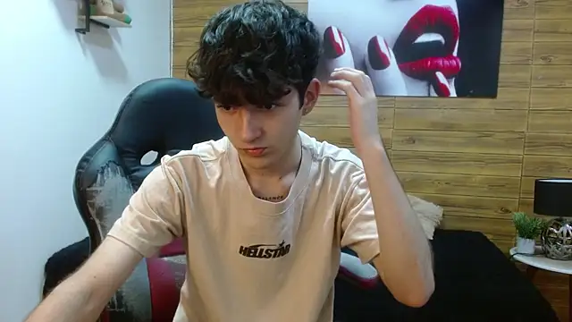 Snapshot of trevor_mob chatting on May 22, 7:34 pm trevor mob online show from May 22, 7:34 pm