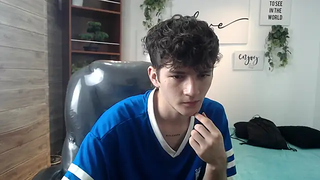 Snapshot of trevor_mob chatting on July 15, 4:03 pm trevor mob online show from July 15, 4:03 pm