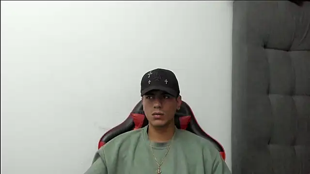 Snapshot of newblood-04 chatting on March 1, 1:38 am newblood-04 online show from March 1, 1:38 am