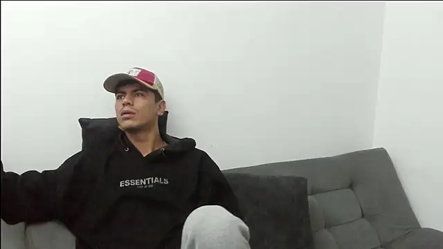 Snapshot of newblood-04 chatting on March 3, 1:12 am newblood-04 online show from March 3, 1:12 am