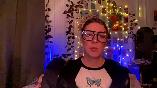 Snapshot of moonvampiq chatting on February 26, 11:05 pm moonvampiq online show from February 26, 11:05 pm