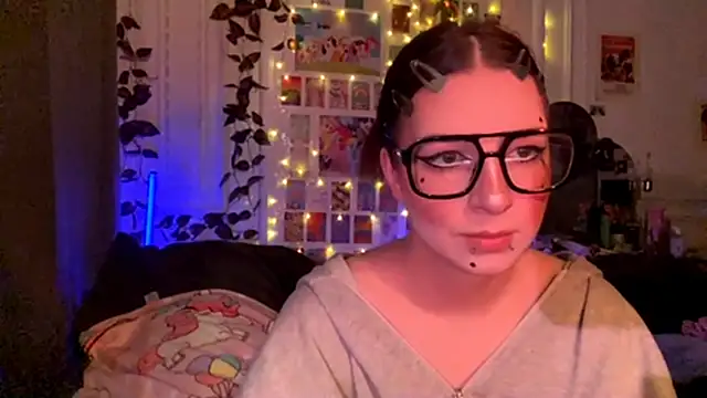 Snapshot of moonvampiq chatting on February 25, 10:09 pm moonvampiq online show from February 25, 10:09 pm