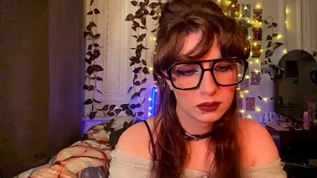 Snapshot of moonvampiq chatting on March 4, 6:04 pm moonvampiq online show from March 4, 6:04 pm