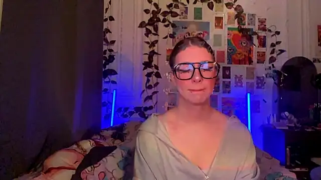 Snapshot of moonvampiq chatting on February 27, 8:08 pm moonvampiq online show from February 27, 8:08 pm