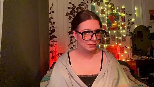 Snapshot of moonvampiq chatting on February 24, 8:31 pm moonvampiq online show from February 24, 8:31 pm