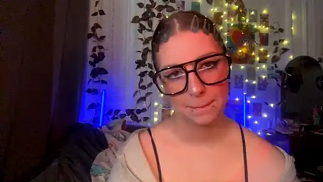 Snapshot of moonvampiq chatting on March 1, 3:23 pm moonvampiq online show from March 1, 3:23 pm