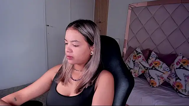 dulce lyraa1 online show from July 17, 3:37 am