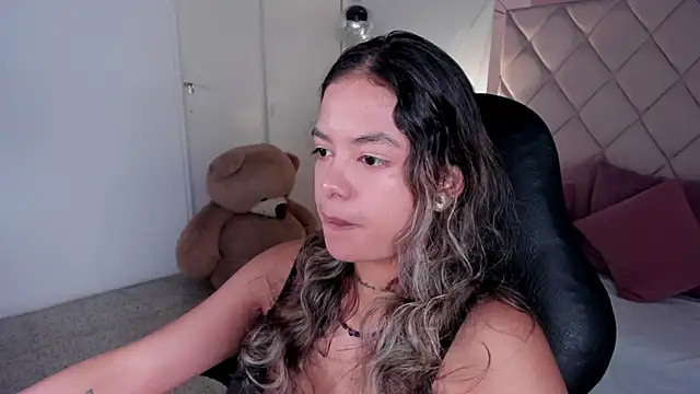 dulce lyraa1 online show from March 19, 4:45 am