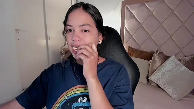 dulce lyraa1 online show from April 15, 3:56 am