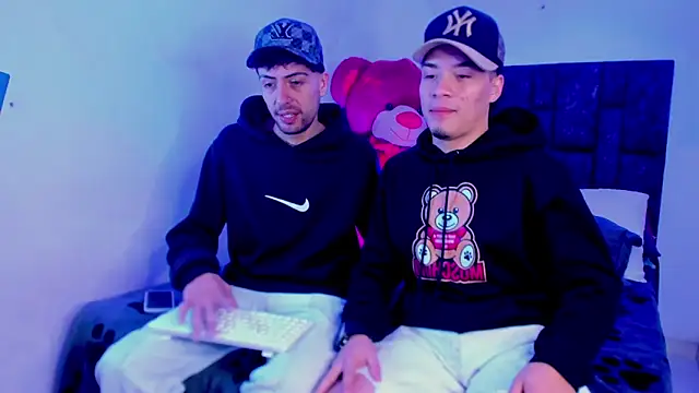 alex and christhoper online show from March 29, 8:27 am