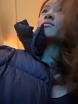 Mia-lp online show from April 14, 3:28 pm