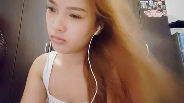 Snapshot of EllieCoconut001 chatting on June 15, 10:37 am EllieCoconut001 online show from June 15, 10:37 am