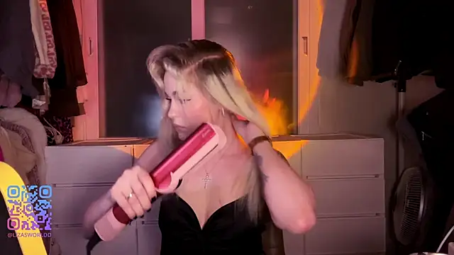 LisaNelsona online show from February 26, 2:39 pm