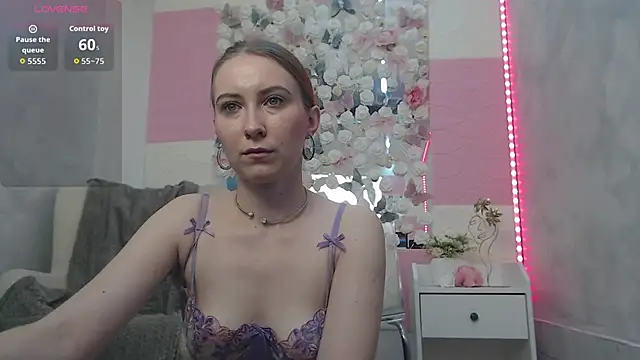 EmberLuna  online show from May 30, 6:20 am
